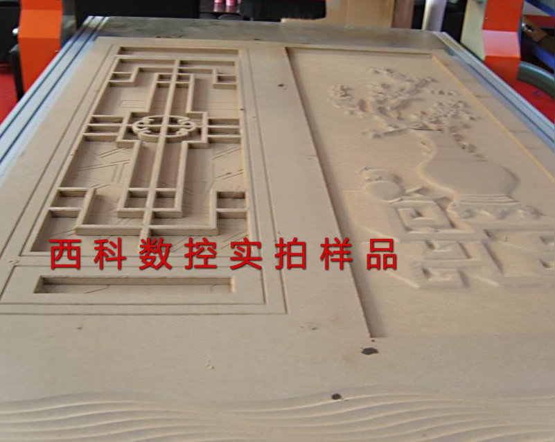 木門雕刻現(xiàn)場